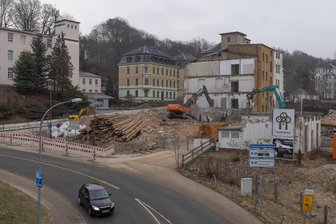 Sperrung verlängert: So läuft der Abriss des OPEW-Werks im Erzgebirge - Ein großer Teil der Gebäude des einstigen OPEW-Hauptwerks in Annaberg-Buchholz ist bereits abgerissen worden. Auf dem Gelände soll ein Edeka-Markt entstehen.