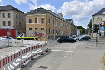 Sperrung von zentraler Kreuzung in Zwickau um einen Tag verschoben - Am Montag rollte der Verkehr auf der Kreuzung an der alten Sparkasse noch.