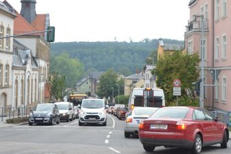 Sperrung zwischen Flöha und Niederwiesa: B 173 voraussichtlich ab Dezember frei - Vollsperrung B173: Die Umleitung an der Friedrich-Schiller-Grundschule vorbei hatte für Ärger gesorgt. Jetzt geht es an den zweiten Bauabschnitt. 