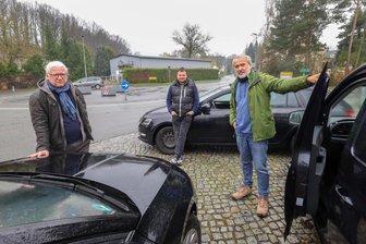 Sperrung zwischen Meerane und Glauchau: Wie geht es mit dem Auto am schnellsten? - Stefan Stolp, Holger Frenzel und Andreas Kretschel (von links) vor dem Test am Seiferitzer Kreisverkehr.