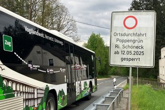 Sperrung zwischen Schöneck und Falkenstein: Diese Baustelle zwingt Autofahrer ab Montag zu großer Umleitung - Schilder kündigen die Sperrung bereits an. Ab Montag ist die Ortsdurchfahrt Neudorf bei Poppengrün wegen Bauarbeiten dicht.