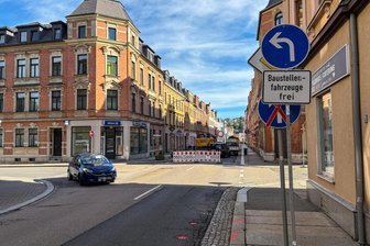 Sperrungen auf zwei wichtigen Straßen in der Innenstadt von Aue: Tag eins bringt Stau, Umwege, Ärger - Zum Simmel-Center in Aue geht es wegen der gesperrten Wettinerstraße nur über die hintere Zufahrt.