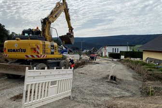 Sperrungen in Breitenbrunn: Baustellen auf Kreisstraßen machen Umleitungen notwendig - Baustelle Erlaer Straße in Breitenbrunn im September 2023. Nächster Schwerpunkt: die Einmündung in die Hauptstraße.