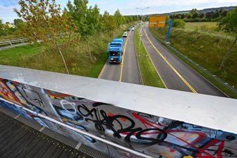 Sperrungen in Chemnitz: Behinderungen durch neue Baustellen - Zu den Einschränkungen auf dem Südring zwischen Carl-von-Ossietzky-Straße und Zschopauer Straße wegen Brückenbauarbeiten (im Bild) kommen ab dem heutigen Dienstag weitere Behinderungen hinzu: Zwischen Neubauernweg und Winklhoferstraße wird die Fahrbahnoberfläche saniert. 