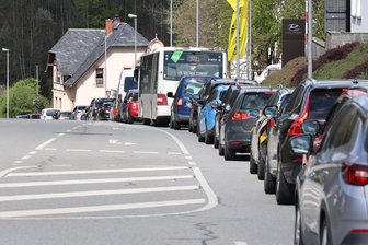 Sperrungen, Stau, Stress: An zwei Bundesstraßen rund um Aue wird jetzt an sechs Stellen gleichzeitig gebaut - Seit Dienstag halbseitig gesperrt: die B 169 (Auer Straße) in Bad Schlema.