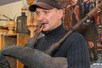Spezial-Dudelsäcke spielen in großem Kinofilm eine Rolle - Er kann sie nicht nur bauen, sondern auch spielen. Mario Siegismund mit einem der beiden mittelalterlichen Dudelsäcke, die im Ufa-Film "Der Medicus" zu sehen sein werden. Der Streifen soll Ende 2013 in die Kinos kommen.
