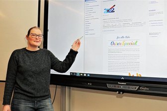 Spezial-Stift statt Tafel: Grundschule Leubsdorf auf digitalem Weg - Susan Weber, Lehrerin an der Oberschule Eppendorf, an einer digitalen Tafel. Die Bildungseinrichtung arbeitet bereits mit der modernen Technik. 