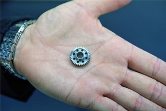 Spezialauftrag für die US-Raumfahrtbehörde: Feingerätetechnik Frauenstein liefert an die Nasa - Zu den jüngst ausgelieferten Spezialteilen aus einer besonderen Legierung der Firma Tittel Feingerätetechnik gehört ein Dutzend solcher Zahnräder. Sie sollen ein Spezialfernrohr an Bord eines Weltraumfahrzeugs steuern. 