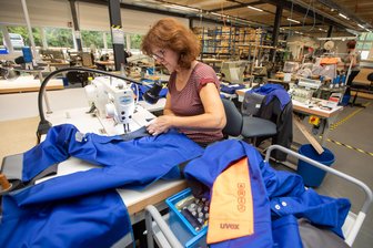 Spezialbekleidungshersteller zieht nach Plauen und präsentiert Neuheit - Näherin Katrin Polzin fertigt bei Uvex im Gewerbegebiet Neuensalz den Prototypen eines Overalls für die Industrie. Das Unternehmen hat sein Entwicklungszentrum von Ellefeld nach Neuensalz verlagert.