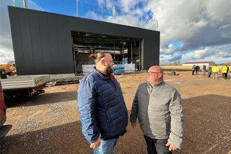 Spezialfahrzeugbauer will 2024 in Niederschöna starten - Die beiden Geschäftsführer der SCS Special Car Solutions GmbH, Norman Steinert (links) und Mathias Hänel, hatten am Freitag zum Richtfest für den künftigen Firmensitz im Gewerbegebiet Niederschöna eingeladen.