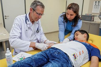 Spezialist für Bluterkrankungen bei Kindern ist zurück in Westsachsen - Harry Sirb nimmt zusammen mit der Schwester Katharina Knorr seinem Kleinen Patienten Yousef Houli (10) Blut ab. Seit dem ersten April gibt es eine Sprechstunde für Kinderbluterkrankungen.