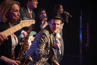 Spezialkonzert mit Musik von Rod Stewart in der Vogtlandhalle Greiz - Marco Wölfer als Mr. Rod bei einem früheren Auftritt in Bad Elster.