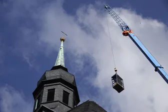 Spezialkran holt Metallkreuz von Jakobi-Kirche -