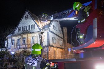 Spezialtechnik für den Ernstfall: Erneute Debatte über Drehleiter-Umlage in der Region Annaberg - Anfang Februar war die Freiwillige Feuerwehr Ehrenfriedersdorf nach Sturmschäden an einer Brache in Geyer im Einsatz. In der Region Annaberg gibt es drei solche Spezialfahrzeuge. Nun wird erneut über eine gemeinsame Finanzierung der Unterhaltungskosten mit einer Umlage diskutiert.