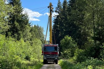 Spezialtechnik im Erzgebirgs-Wald am Filzteich im Einsatz: Warum dort Wege gesperrt sind - Spezialtechnik im Einsatz: Ein Seilkran zieht die gefällten Kiefern aus der DBU-Naturerbefläche Hartmannsdorfer Forst.