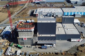 Spezialtechnik und Superbeton für Neubau der Hafermühle - Die Großbaustelle in Oberlosa aus der Luft: Die Rubinmühle mit dem bisherigen Betriebsgebäude (rechts) und dem Erweiterungsbau. Ganz links ist der Neubau des Verwaltungsgebäudes zu sehen.