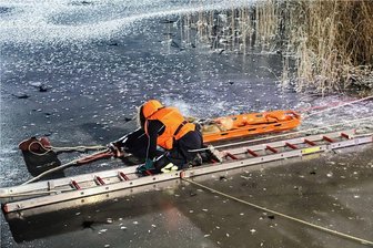 Spezialübung im Kurpark von Bad Schlema: Einsatzkräfte trainieren Rettung vom Eis - Einsatzkräfte der Freiwilligen Feuerwehr Bad Schlema haben im Kurpark eine Eisrettung trainiert. 