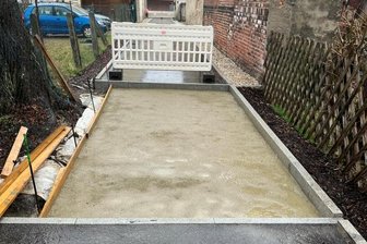 Spezielle Brücke soll alten Lindenbaum am Leben erhalten - So sah es während der Baumaßnahme aus. Über zwei Streifenfundamente wurde eine Betonplatte gelegt, die somit den Wurzelbereich überbrückt. Fotos: Viola Gerhard/Planungsbüro Dirk Ehrler