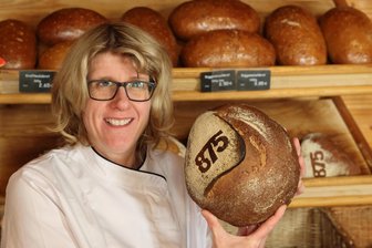 Spezielles Brot im Festjahr von Schwarzenberg ist fertig – Teig im Schloss gereift - Julia Kittel hat gestern die ersten Jubiläumsbrote über die Ladentheke gereicht.