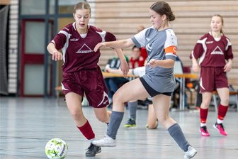 SpG Lichtenberg/Langenau: Mittelsachsens junge Kickerinnen stürmen ins Sachsenfinale - Durchgesetzt: Die C-Junioren-Kickerinnen der SpG Lichtenberg/Langenau um Matilda Schönherr (l.) haben sich souverän für das Finale der Hallen-Landesmeisterschaft qualifiziert.