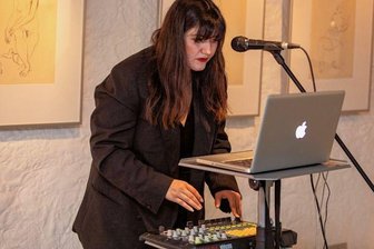 Sphärische Klänge zu Ausstellung mit Aktstudien Ohsers - Umgeben von den Ohsers Zeichnungen präsentiert Gulnara Petzold am Freitag ihre eigenen musikalischen Kompositionen.
