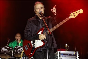 Spider Murphy Gang rockt auf der Waldbühne im Erzgebirge sogar den Regen - Der Frontmann der Spider Murphy Gang, Günther Sigl, erwies sich auf der Waldbühne nicht nur als hervorragender Sänger, sondern auch als toller Entertainer. Er fand den Draht zum Publikum sofort.