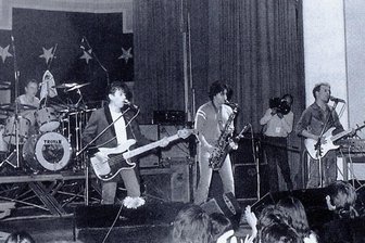 Spider Murphy Gang spielt in Glauchau an historischer Stätte - Die Spider Murphy Gang während ihres legendären Konzertes am 1. November 1983 im Glauchauer Stadttheater.