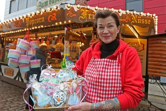 Spiderman und Eiskönigin auf dem Zwickauer Weihnachtsmarkt: Lebkuchen mal anders - Nancy Neupert zeigt ihre Lebkuchenfiguren. Diese haben die Form von Kinderlieblingen aus diversen Filmen.