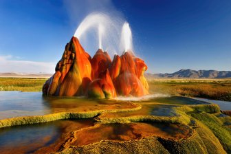 Spiegel-Bestseller-Autor kommt nach Chemnitz: Wie der Klimawandel die Natur verändert - Der Fly Geyser im Norden Nevadas bei Tag. Seine einzigartigen Farben entstehen durch die Besiedelung durch Bakterien, die sich von Schwefel und Eisen ernähren