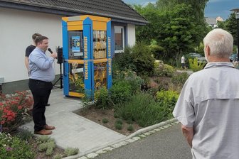 Spiegel-Bestseller-Autor Titus Müller eröffnet in Stadt im Erzgebirge besonderes Angebot für Bücherfans - Pastor Christoph Till bei der Eröffnung des Bücherangebotes an der Kantstraße in Thalheim.