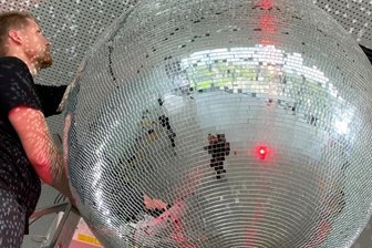 Spiegelkugel dreht sich einsam - 