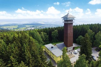 Spiegelwald bei Grünhain: Zum Sommerauftakt auf dem Berg schwungvolle Bigband-Klänge - Der König-Albert-Turm auf dem Spiegelwald ist ein beliebtes Ausflugsziel.