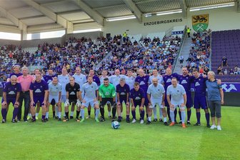 „Spiel der Legenden“: Auer Aufstiegshelden und weitere Veilchen-Idole zeigen noch einmal ihre Klasse - Im Erzgebirgsstadion stieg das Spiel der Legenden.