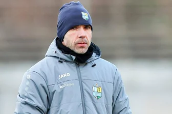 Spiel des Chemnitzer FC bei Viktoria Berlin abgesagt - Da schaut er ein wenig bedient unter der Mütze hervor: Gern wäre CFC-Trainer Christian Tiffert am Samstag mit seiner Mannschaft bei Viktoria Berlin in die Rückrunde der Fußball-Regionalliga gestartet. Das Spiel fällt aber aus. 