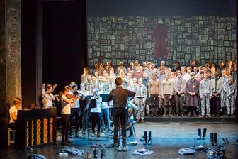 "Spiel des Grauens" feiert Premiere - Eine Szene aus der Premiere des Musiktheaterprojektes "Spiel des Grauens" im Eduard-von-Winterstein-Theater in Annaberg-Buchholz.