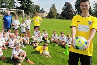 Spiel eins gegen eins steht im Mittelpunkt - In einer Trinkpause im Trainingsbetrieb entstand das Bild auf dem Pausaer Sportplatz mit den am Pausaer Camp beteiligten Spielern, Trainern und dem Sponsor Joachim Chemnitz.