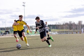 Spiel eins ohne den Goalgetter Nummer eins: Stollberger Fußballer gastieren in Annaberg - Auf Nicolas Förster (r.), hier gegen Freiberg, wird es in der Stollberger Offensive künftig besonders ankommen.