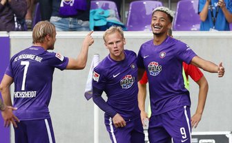 Spiel gedreht: Aue besiegt Kiel - Tor für Aue zum 1:1. Im Bild v.l.: Jan Hochscheidt, Sören Bertram und Torschütze Emmanuel Iyoha.