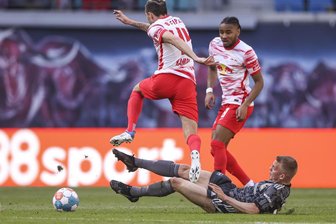 Spiel gedreht: Union Berlin gelingt Revanche bei RB Leipzig - Leipzigs Spieler Kevin Kampl überspringt Unions András Schäfer, rechts Leipzigs Christopher Nkunku.