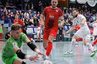 Spiel gewonnen - Platz 1 verloren - Das Toreschießen fiel Futsal-Bundesligist HOT 05 gegen den TSV Weilimdorf nicht leicht. In dieser Szene hat Gjokica-Djo Arsovski (in weiß) abgezogen, scheitert aber erneut an Nationalkeeper Philipp Pless.