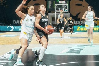 Spiel gewonnen, Spielmacherin verloren - Chemcats-Spielmacherin Joy Baum (mit Ball) machte in Braunschweig fünf Punkte, musste dann aber verletzt raus. 