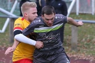 Spiel gleicht Wechselbad der Gefühle - Ein verrücktes Spiel haben die Kicker des VfB Grünhain-Beierfeld um Lars Münzner (r.) und Teutonia Bockau um Sebastian Vogt beim 6:4-Sieg des VfB erlebt. 