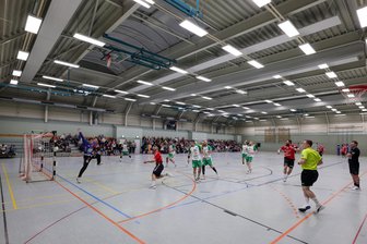 Spiel in der Handball-Regionalliga kurz vor Abbruch: Ist das Dach der Karl-Heinz-Freiberger-Halle in Meerane undicht? - Blick in die Karl-Heinz-Freiberger-Halle in Meerane: Wasser, welches vom Dach getropft ist, hat für Unterbrechungen gesorgt.