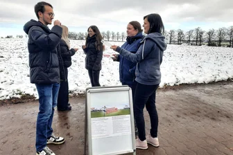 Spiel in Geringswalde fällt aus - Aktion gegen Krebs bleibt - Fußballer Luca Rudolph macht bei der Typisierungsaktion seines Vereins mit. Jasmin Schmidt und Sara Guhrig (vorn, v. l.) führen den Test durch.
