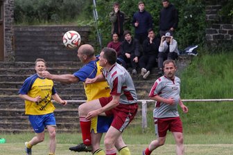 Spiel, Spaß, gute Laune: In Grünhain treten Ober- und Unterstädtel an den Ball - Kopfball vom Ortsvorsteher: Jens Ullmann gehört zum Team Unterstädtel, das diesen Freitag wieder das Traditionsduell mit Oberstädtel bestreitet.