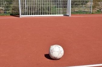Spiel, Sport und Grillen: Jugendherberge auch außen top - ... und eine neue Sportanlage.