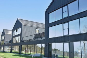 Spiel, Sport und Grillen: Jugendherberge Schöneck jetzt auch außen top - Warten auf den zweiten Neuanfang: Nach einer langen Durststrecke und dem coronabedingten Leerstand hofft das Kollektiv der Jugendherberge Schöneck darauf, endlich bald wieder Gäste aufnehmen zu können.