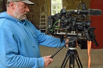 Spiel um Franz von Assisi im Rittergut - Filmemacher Dietmar Hösel filmt vor einer grünen Wand für die spätere digitale Mischung mit den Hintergründen.