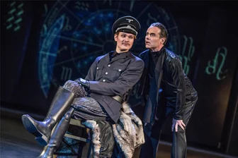 Spiel um Geld, Macht und Abhängigkeit: Chemnitzer Schauspiel zeigt erneut „Der große Hanussen“ - Szenenfoto aus „Der große Hanussen“ mit Patrick Wudtke als Graf Helldorff und Christian Schmidt als Erik Jan Hanussen(von links).
