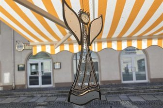 Spiel und Kunst für Klein und Groß: Schnitzeljagd nach Klöppelkunst in Stollberg - Einer der filigranen Engel, die bei der Klöppelspitzenjagd entdeckt werden können.
